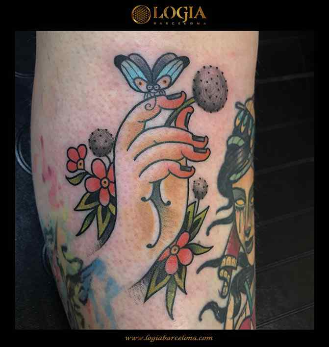 tatuaje-pierna-color-mano-flores-mariposa-logia-barcelona-Laia  
